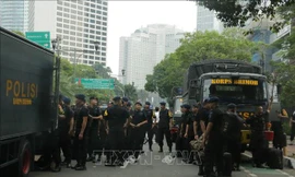 Cảnh sát có mặt trên đường phố ở Thủ đô Jakarta. Ảnh: TTXVN