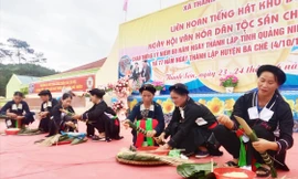 Phần thi gói bánh trong khuôn khổ Ngày hội