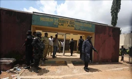 Lực lượng an ninh gác bên ngoài Trung tâm giam giữ Kuje tại Abuja, Nigeria, sau khi xảy ra vụ tấn công ngày 6/7/2022. Ảnh: AFP/TTXVN