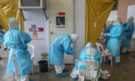 Nhân viên y tế chuẩn bị dụng cụ xét nghiệm COVID-19 tại một cơ sở ở thành phố Quezon ngày 30/7. Ảnh: EPA