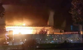 Đám cháy bùng lên ở khuôn viên trung tâm huấn luyện. Ảnh: V.N