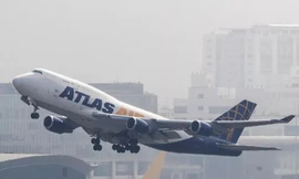 Máy bay nổ lốp, đường băng đóng cửa 8 tiếng, 450 chuyến ảnh hưởng