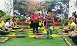 Nhiều nét văn hóa truyền thống đã được truyền dạy cho học sinh ở Mường Lò thời gian qua. Ảnh: VOV