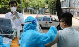 Mục kích ngày đầu làm việc của đội tiêm vắc-xin lưu động ở TP.HCM