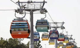 Hàng chục người lơ lửng trên cáp treo ở Walt Disney trong nhiều giờ