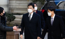 Ông Jay Y. Lee, Phó chủ tịch Samsung Electronics, đến Tòa án Quận Trung tâm Seoul ngày 30/12. Ảnh: Bloomberg