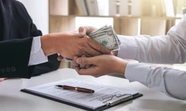 Khởi tố nữ thẩm phán và thư ký tòa tội nhận hối lộ