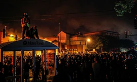 Đoàn xe của Vệ binh quốc gia Mỹ rầm rập kéo đến Minneapolis