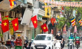 Thủ đô Hà Nội rực rỡ cờ hoa trong ngày lễ 30/4