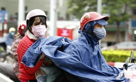 Sáng đầu tuần, người Hà Nội túa ra đường đông bất chấp mưa, rét và lệnh cách ly xã hội