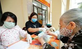 Người dân khó khăn vì COVID-19 xếp hàng nhận hỗ trợ từ gói 62 nghìn tỷ đồng