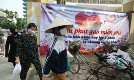 Thêm nhiều điểm phát gạo, thực phẩm miễn phí cho người khó khăn ở Hà Nội 