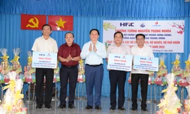 Trưởng Ban Tuyên giáo Trung ương trao quà cho gia đình chính sách, hộ nghèo ở Tiền Giang