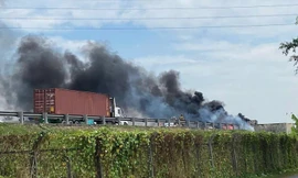 Clip: Xe cấp cứu cháy dữ dội trên cao tốc TPHCM - Trung Lương