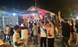 Mời làm việc nhóm thanh thiếu niên đốt pháo hoa mừng sinh nhật trên Quốc lộ 1