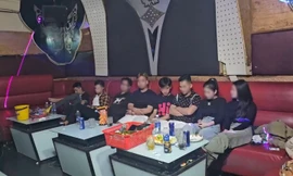 Hơn 30 nam nữ tổ chức 'bay lắc' lúc nửa đêm trong quán karaoke 