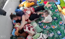 Khởi tố bảo mẫu cơ sở giữ trẻ tự phát ở Tiền Giang hành hạ trẻ em gây phẫn nộ