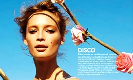 Người mẫu tóc vàng đọ sắc với hoa