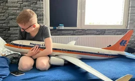 Cô gái trẻ mê máy bay và muốn cưới máy bay Boeing 737 làm chồng 