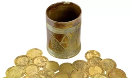 Phát hiện kho tiền vàng dưới sàn gỗ nhà bếp ở Anh và bí mật chưa có lời giải