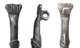 Phát hiện mặt dây chuyền hình dương vật của người La Mã 