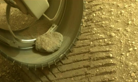 Cục đá sao Hoả rơi vào bánh xe tàu thám hiểm 