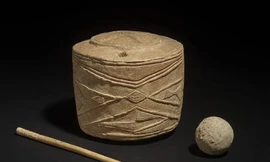 Phát hiện tác phẩm điêu khắc bằng phấn 5.000 năm trong mộ của ba đứa trẻ thời kỳ đồ đá 