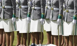 Ngất vì đồng phục quá dày