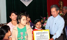 Tặng quà Tết cho các nạn nhân da cam	Ảnh: Trần Lê