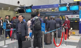 Chuyến bay chở khách thường lệ đầu tiên từ Bắc Kinh - Trung Quốc tới Hà Nội sau 3 năm 