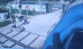 Thót tim xem nữ công nhân gác chắn kéo người trước mũi tàu hoả 