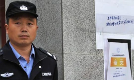 Bảo vệ đứng bên cạnh bản copy những lời cuối cùng cậu bé viết trong sách giáo khoa: "Thưa thầy, em không làm được điều đó..."