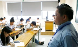 Thứ trưởng Bùi Văn Ga kiểm tra một phòng thi ở ĐH Ngoại thương, Hà Nội Ảnh: Hồng Vĩnh