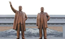 Hai bức tượng cố Chủ tịch Kim Nhật Thành và Kim Jong Il được khánh thành vào tháng 4