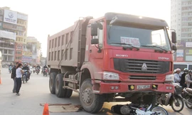 Hiện trường vụ xe tải 30Z-9538 cán chết chị Nguyễn Thị Ph. ở nút giao Nguyễn Trãi - Khuất Duy Tiến ngày 27-2 Ảnh: T.Đ