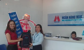 MBH tri ân thần vận may phát quà