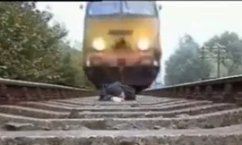 'Tự sướng' trên đường ray tàu hỏa