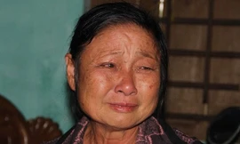 Nghĩ đến những ngày tháng đắng cay tủi nhục gần 17 năm qua, bà Bùi Thị Hồng Nhân không cầm được nước mắt