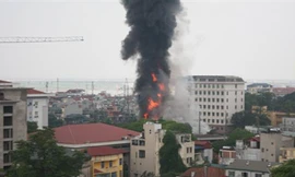 Sơ tán dân khẩn cấp quanh cây xăng cháy