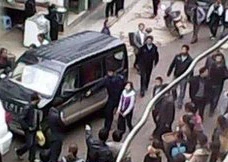 Ảnh chụp từ clip cho thấy thiếu nữ bị còng tay diễu phố