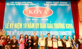 Phó Chủ tịch nước Nguyễn Thị Doan trao giải thưởng Kova cho những tập thể xuất sắc