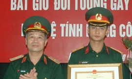 Thiếu tướng Phí Quốc Tuấn, Tư lệnh BTL Thủ đô trao Bằng khen của Bộ trưởng Bộ Quốc phòng tặng Trung úy Nguyễn Anh Tuấn (phải)