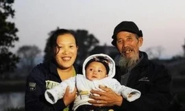 Vén màn bí mật câu chuyện kết hôn kỳ lạ nhất: cô dâu 28 tuổi và chú rể đã...73 tuổi