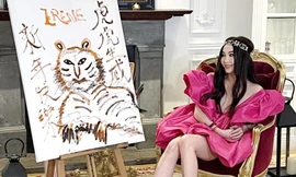 'Đát Kỷ' U60 lại khiến netizen 'đảo điên', diện váy ngắn bên tranh hổ như 'gái đôi mươi'