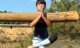 Mỹ nhân ngực 'khủng' luyện võ Thiếu Lâm với khúc gỗ nặng gấp đôi cơ thể gây 'choáng váng'