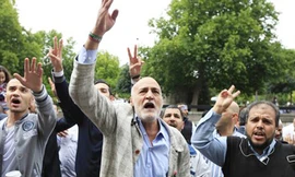 Ngày 27-7, ở bên ngoài Đại sứ quán Libya tại London (Anh), những người ủng hộ phe đối lập ở Libya hô khẩu hiệu chống chế độ Gadhafi Ảnh: AP