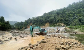 Ðào tìm tại bãi bồi cách Nhà máy thủy điện Rào Trăng 3 khoảng 300 mét về phía hạ du.