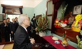 Tổng Bí thư, Chủ tịch nước Nguyễn Phú Trọng dâng hương tưởng niệm Chủ tịch Hồ Chí Minh. Ảnh: TTXVN