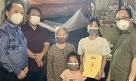 Những phần quà ấm áp gửi các hộ gia đình có hoàn cảnh khó khăn bởi COVID-19