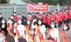 Sôi nổi diễu hành hưởng ứng ngày hội Chủ nhật Đỏ lần thứ XIII